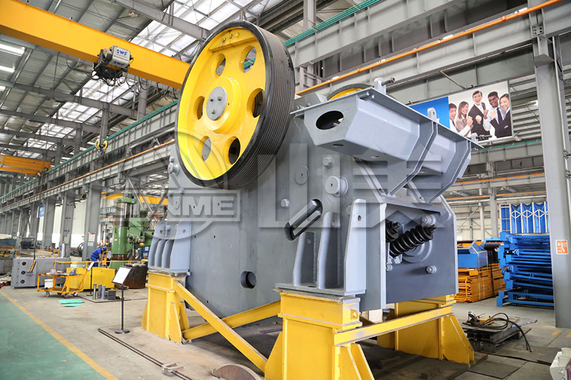 顎式破碎機(jī)工作中出現(xiàn)卡料、不下料是什么原因