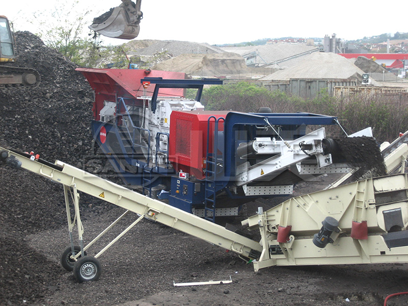 履帶式移動(dòng)破碎機(jī)對(duì)比輪胎式移動(dòng)破碎機(jī)有什么優(yōu)勢(shì)？