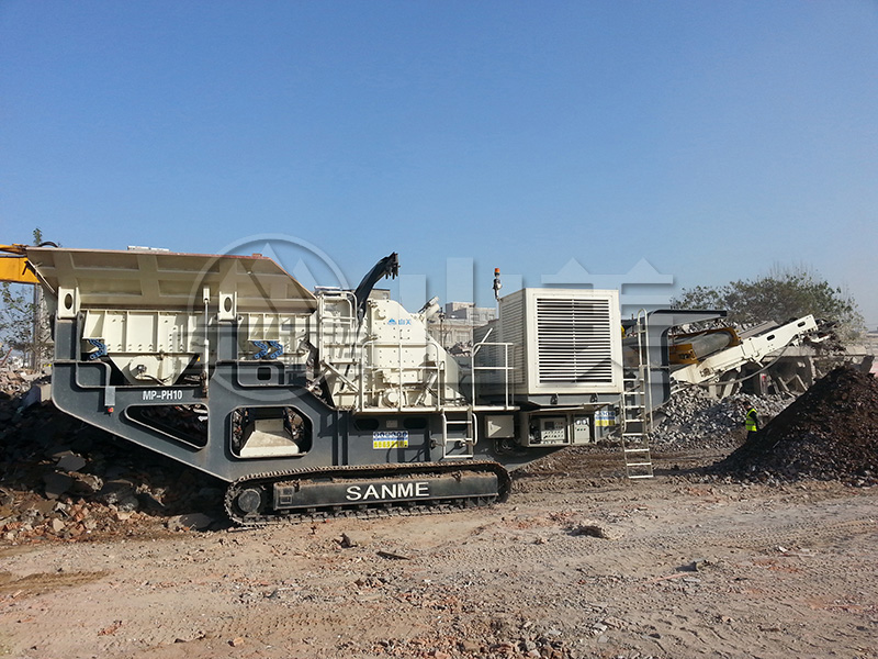 與傳統(tǒng)的固定式破碎機(jī)相比，移動(dòng)破碎站有哪些特點(diǎn)？