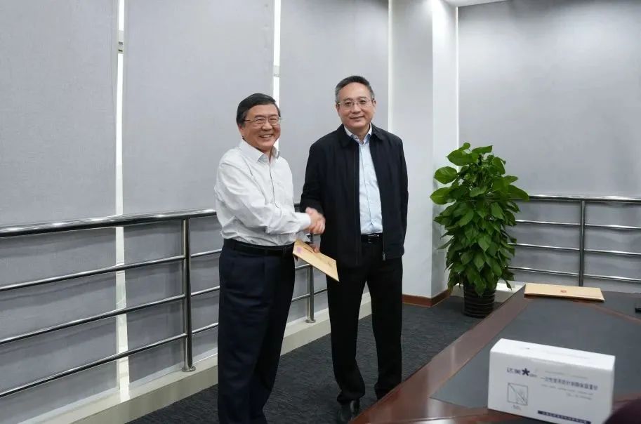 奉賢區(qū)人大常委會黨組書記、主任張培榮一行蒞臨上海山美股份開展“優(yōu)環(huán)境、穩(wěn)經(jīng)濟”大走訪大調(diào)研