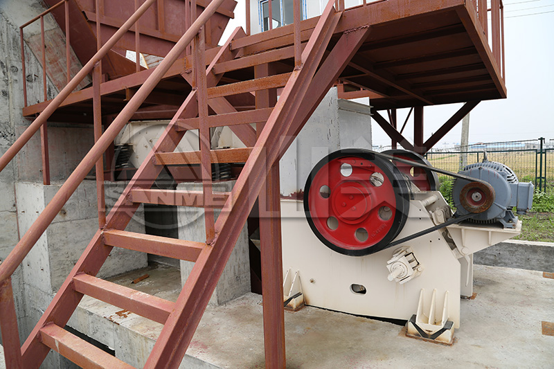 在操作過程中顎式破碎機(jī)突然停止運(yùn)轉(zhuǎn)該如何處理？